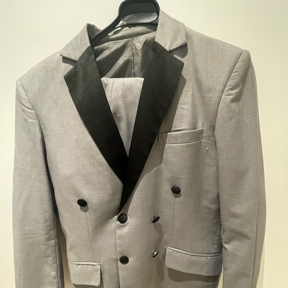 Tuxedo Gray - Picture 2 of 3